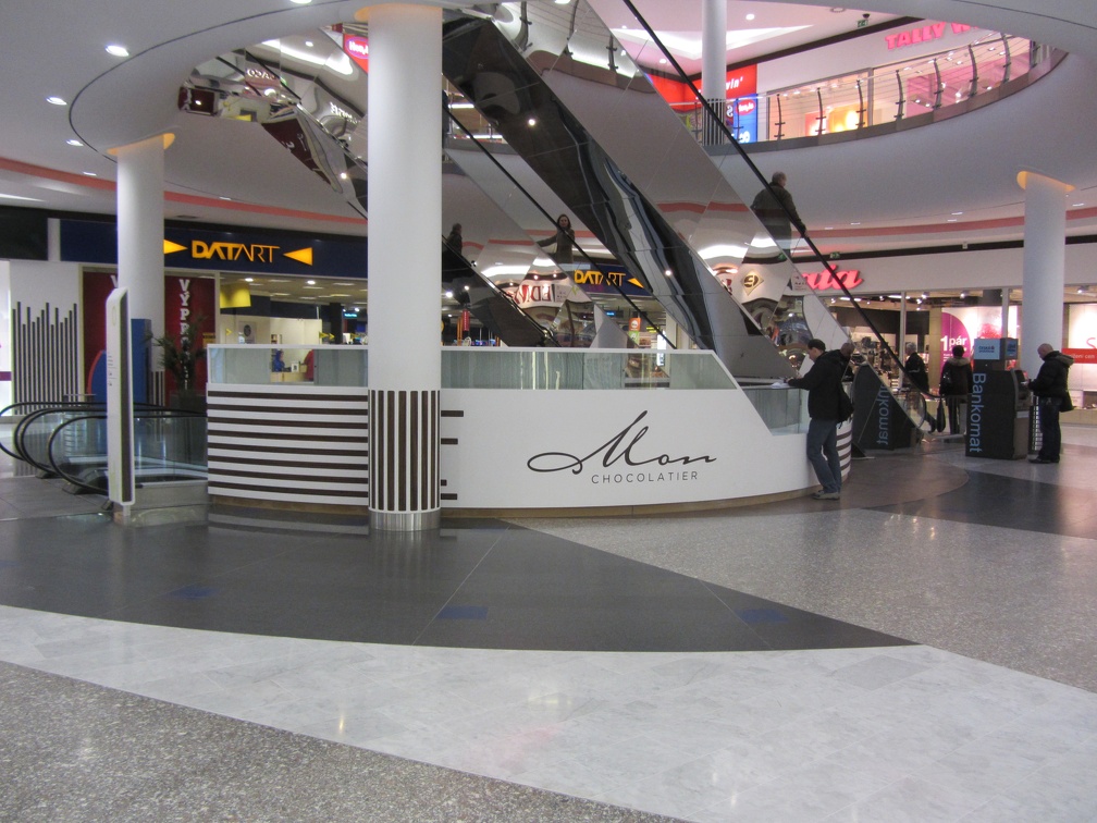 Designový bílý bar v obchodním centru