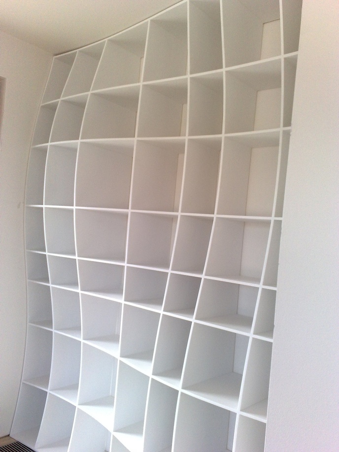 Designová bílá křivková police na knihy a dekorace