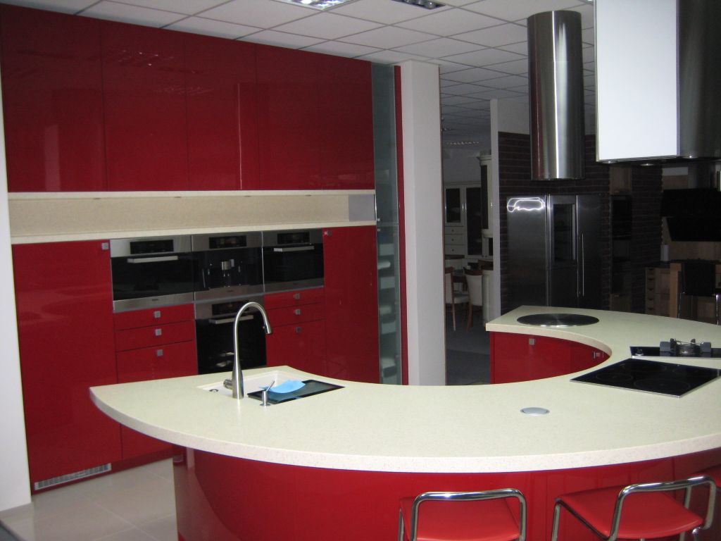 Moderní červenobílá kuchyňská linka s obloukovým ostrůvkem