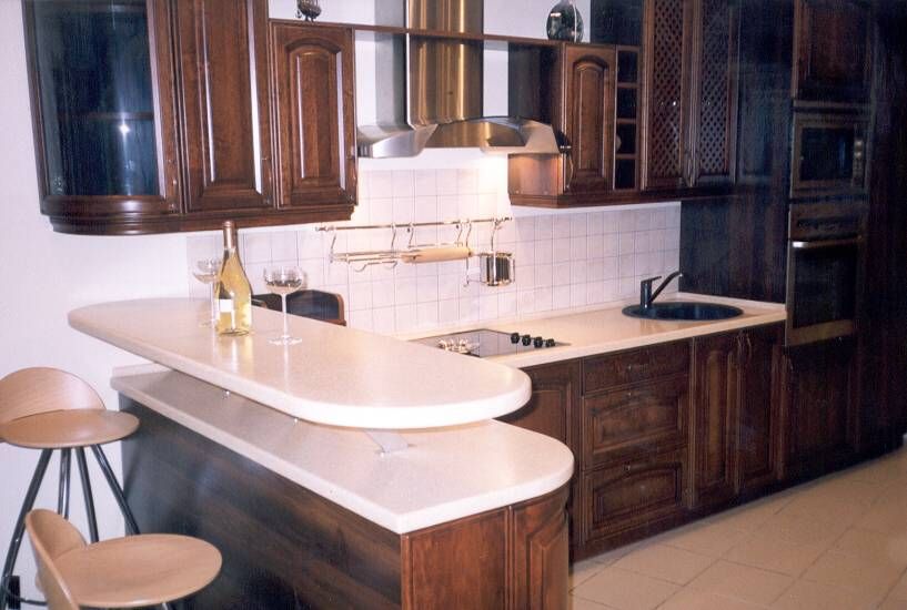 Bílá kuchyňská linka s obloukovou pracovní deskou