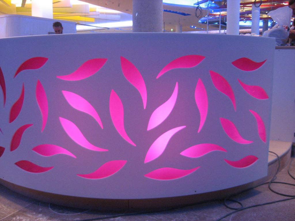 Dekorativní svítidlo s růžovým podsvícením a motivem listů