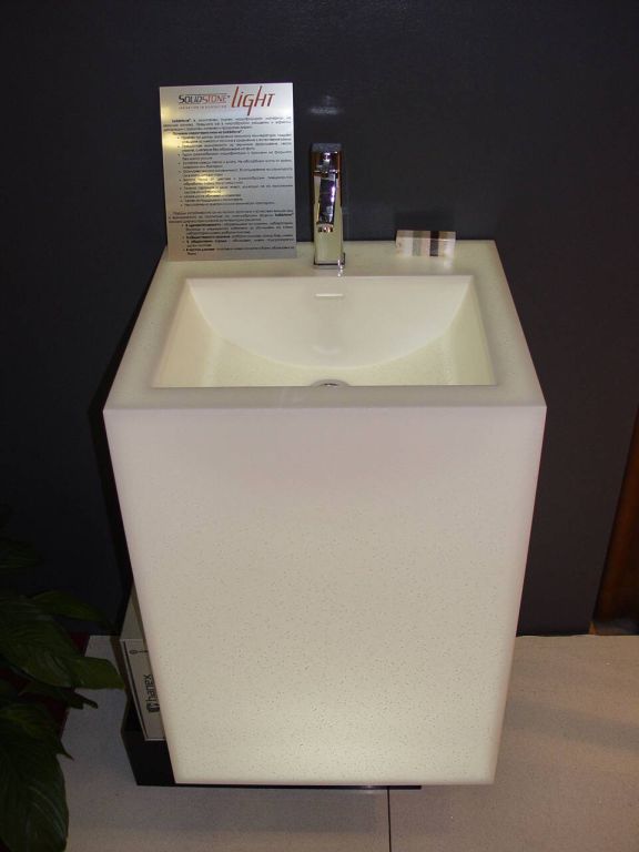 Kompaktní bílé koupelnové umyvadlo s baterií