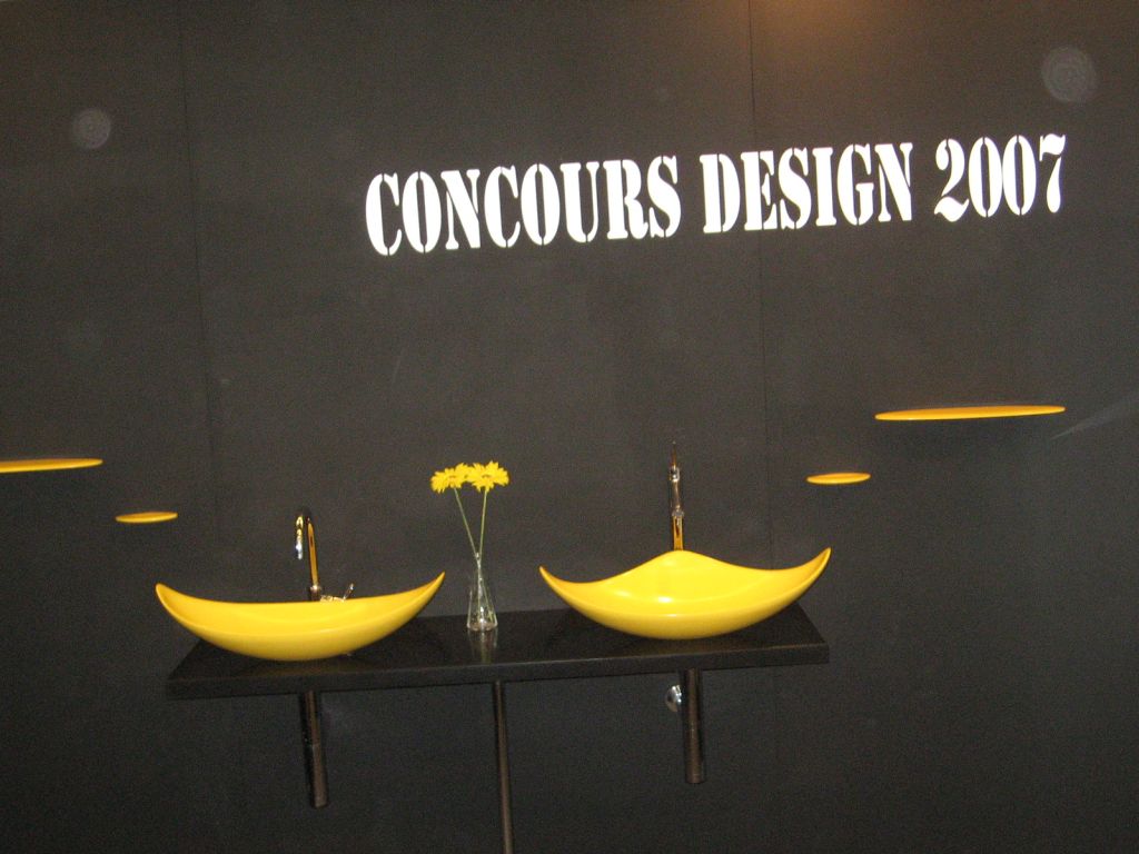 Žlutá umyvadla vystavená na designové soutěži
