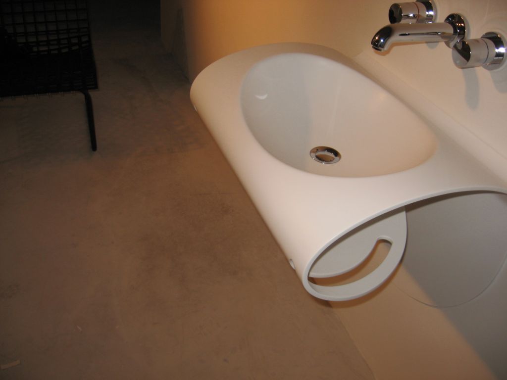 Oválné bílé umyvadlo s originálním zakřiveným tvarem