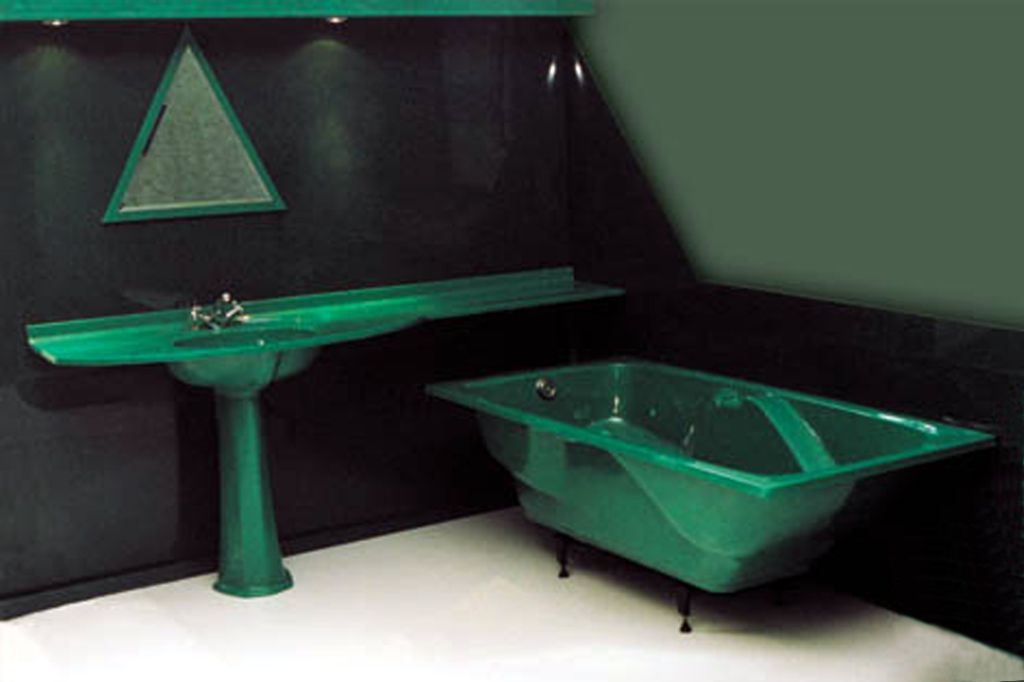 Zelená koupelnová sestava s vanou a umyvadlem