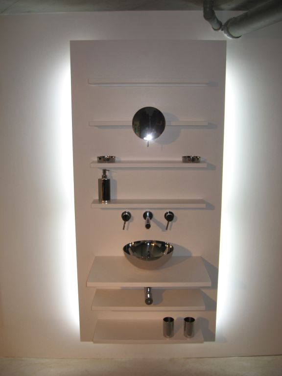 Kompaktní bílé koupelnové umyvadlo s baterií