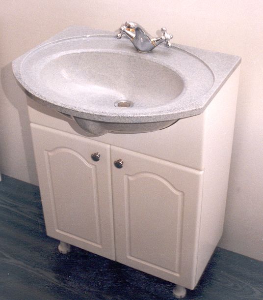 Klasické kulaté umyvadlo na bílém koupelnovém kabinetu