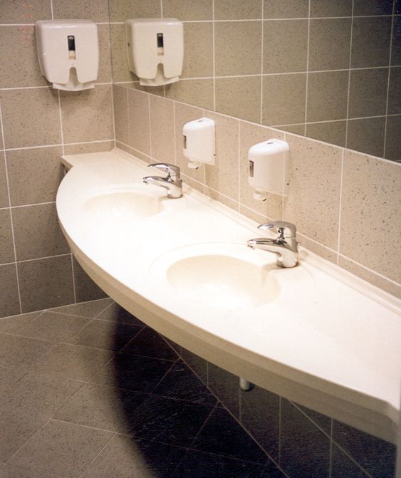 Dvojité bílé umyvadlo se dvěma bateriemi v koupelně