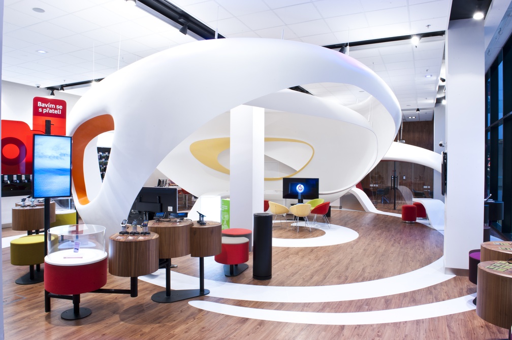 Futuristická bílá recepce s oblými tvary