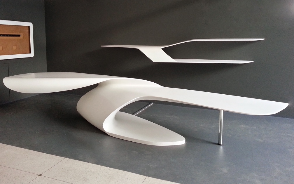 Designová bílá lavice s futuristickými oblými tvary