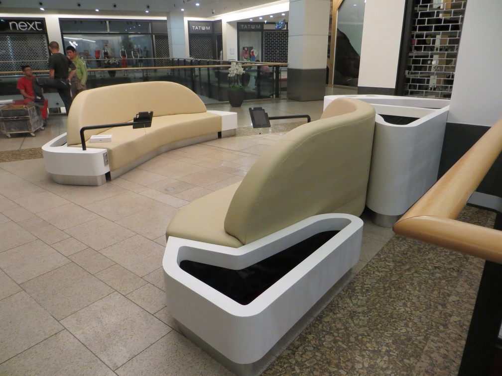 Moderní modulární pohovky v obchodním centru