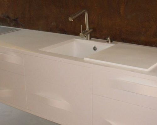 Moderní bílá kuchyňská linka s velkým úložným prostorem