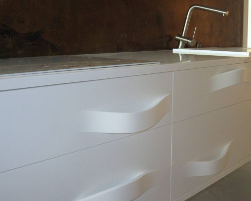 Moderní bílá kuchyňská linka s velkým úložným prostorem