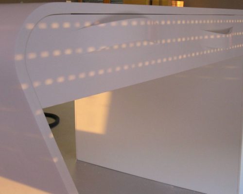 Moderní bílá kuchyňská linka s velkým úložným prostorem