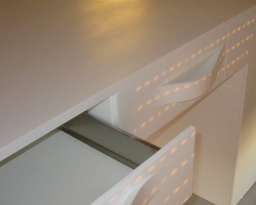 Moderní bílá kuchyňská linka s velkým úložným prostorem