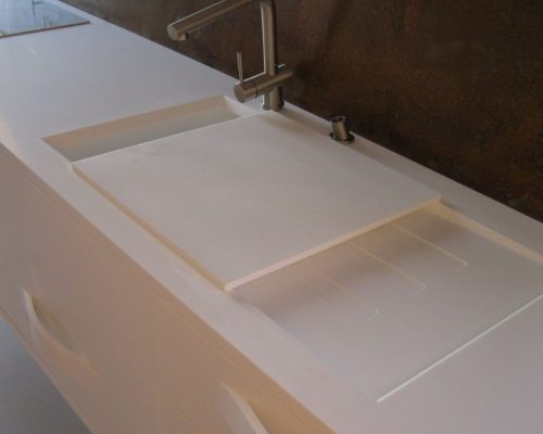 Minimalistická kuchyňská linka s vestavěným dřezem