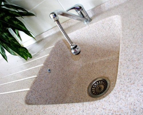 Detail granitového dřezu s moderní baterií