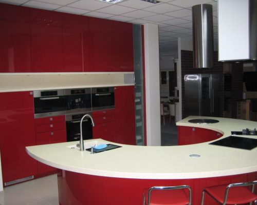 Moderní červenobílá kuchyňská linka s obloukovým ostrůvkem