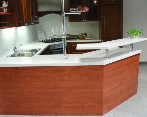 Rohová kuchyňská linka s dřevěným dekorem a nerezovým dřezem