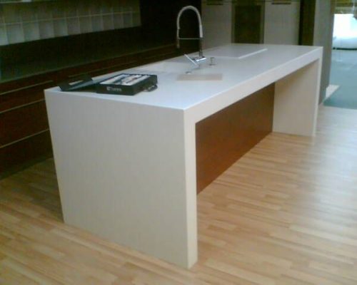 Minimalistická bílá kuchyň s ostrůvkem a vestavěným dřezem