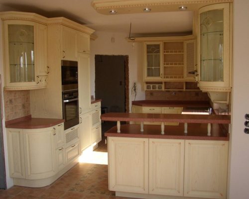 Klasická světlá kuchyňská linka s ostrůvkem a vestavěnou troubou